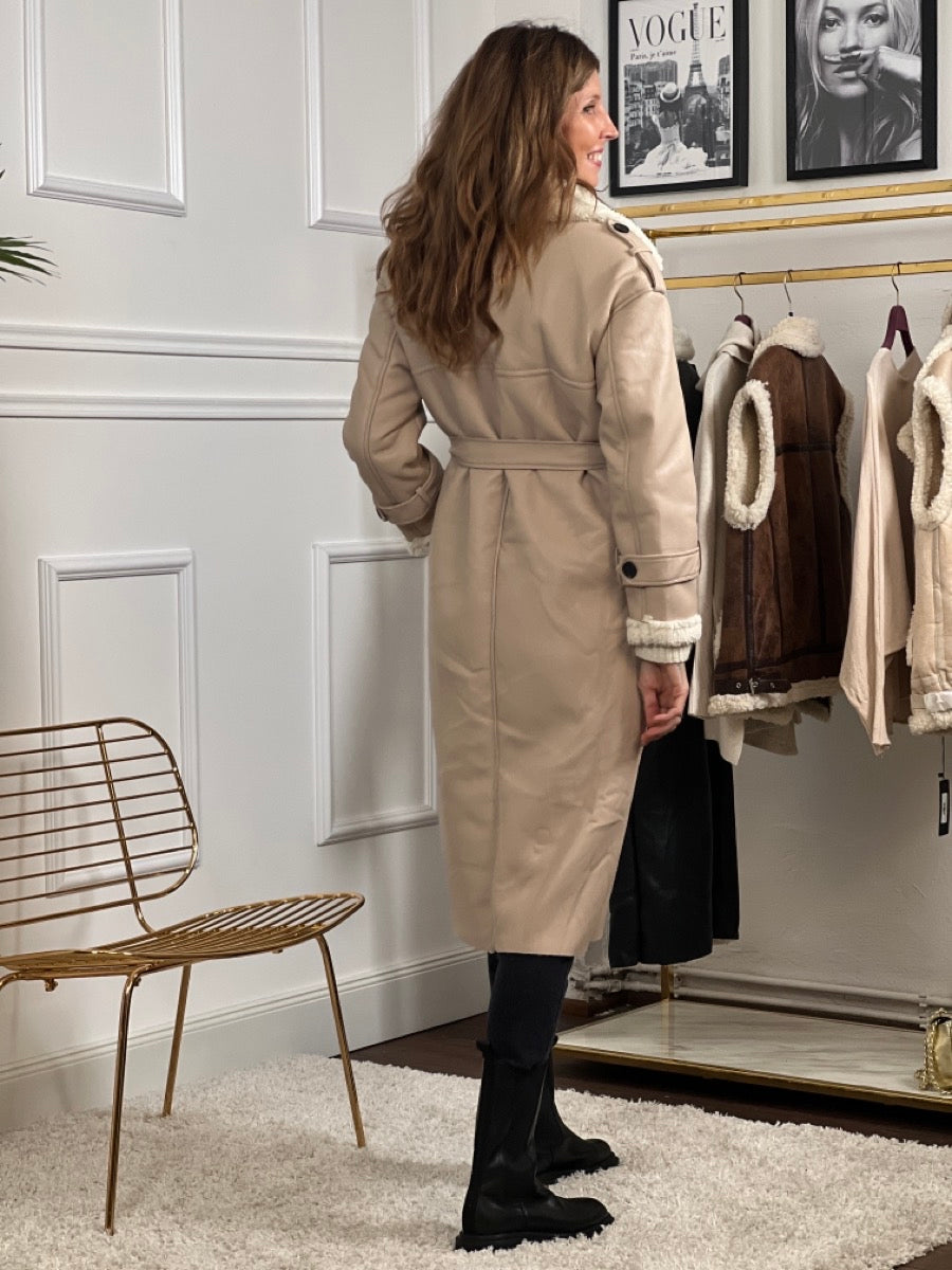 Exquisiter doppelt geknöpfter Shearling-Mantel mit Gürtel – für Damen