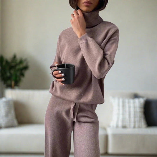 Homewear Damen Set, bestehend aus einer Jogginghose und einem Pullover mit Rollkragen