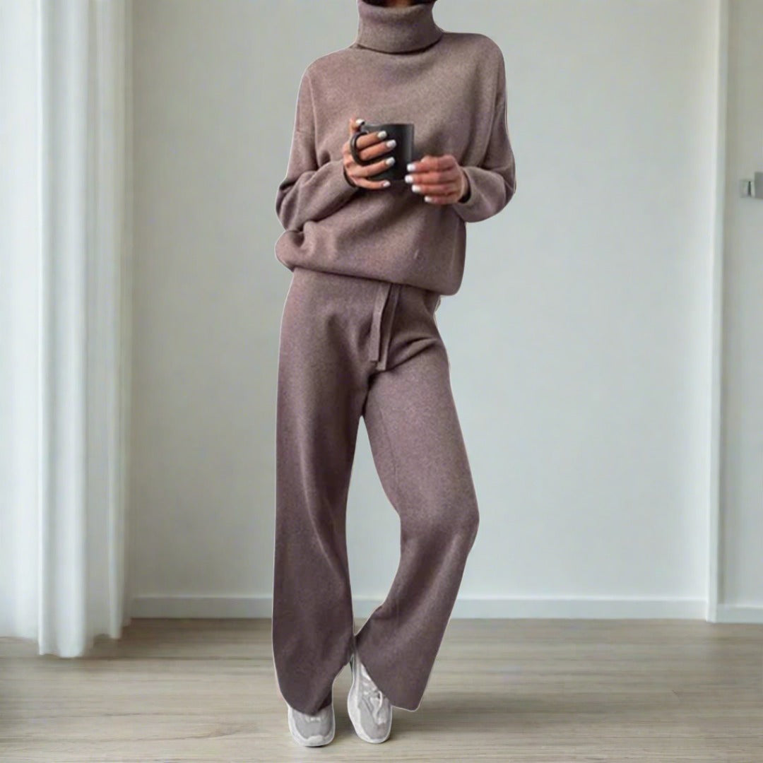 Homewear Damen Set, bestehend aus einer Jogginghose und einem Pullover mit Rollkragen