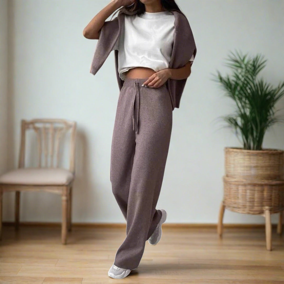 Homewear Damen Set, bestehend aus einer Jogginghose und einem Pullover mit Rollkragen