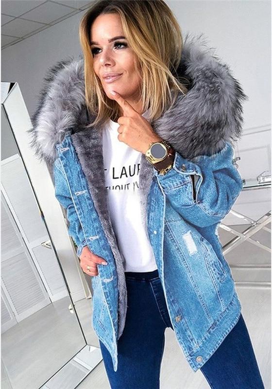 Monika - Modische lange Jeansjacke mit Kunstpelzkragen